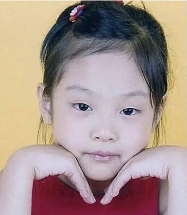 其实抛开整容医生说的分析,其实jennie小时候确实是眼有点小,后来也有