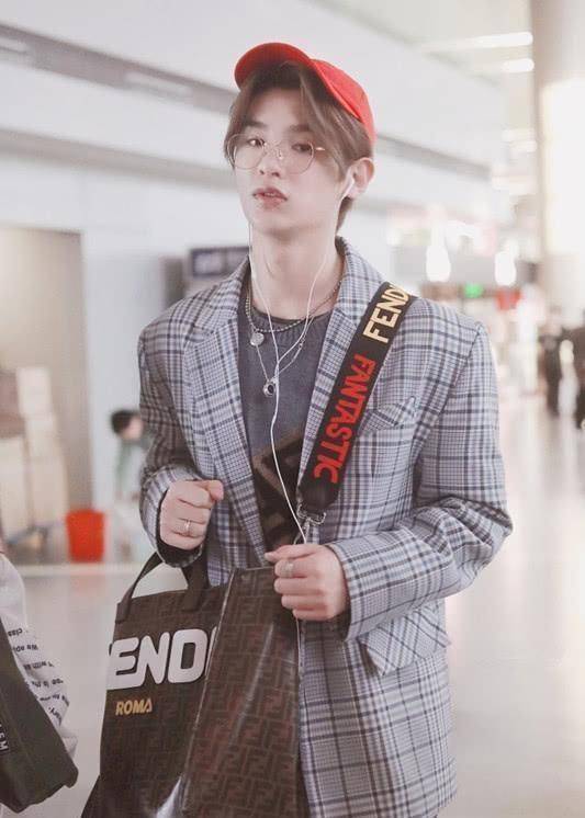 黄明昊_范丞丞_鸭舌帽