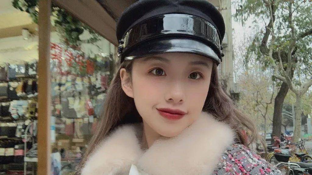 阿沁原名王清媛,是96年的重庆妹子.算是网红圈子里很早出名的一批.