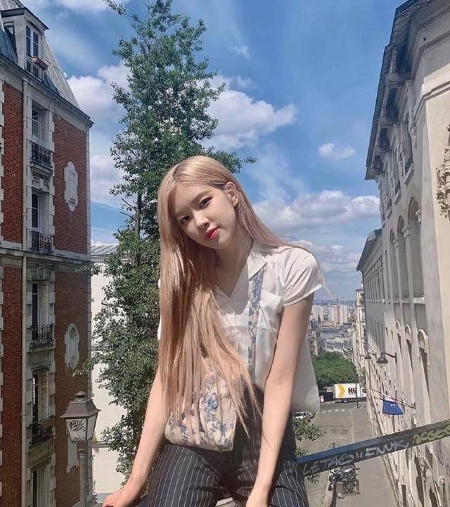 rose朴彩英通勤街拍,冷白皮穿什么都好看,不愧是澳洲野玫瑰_气质_上衣