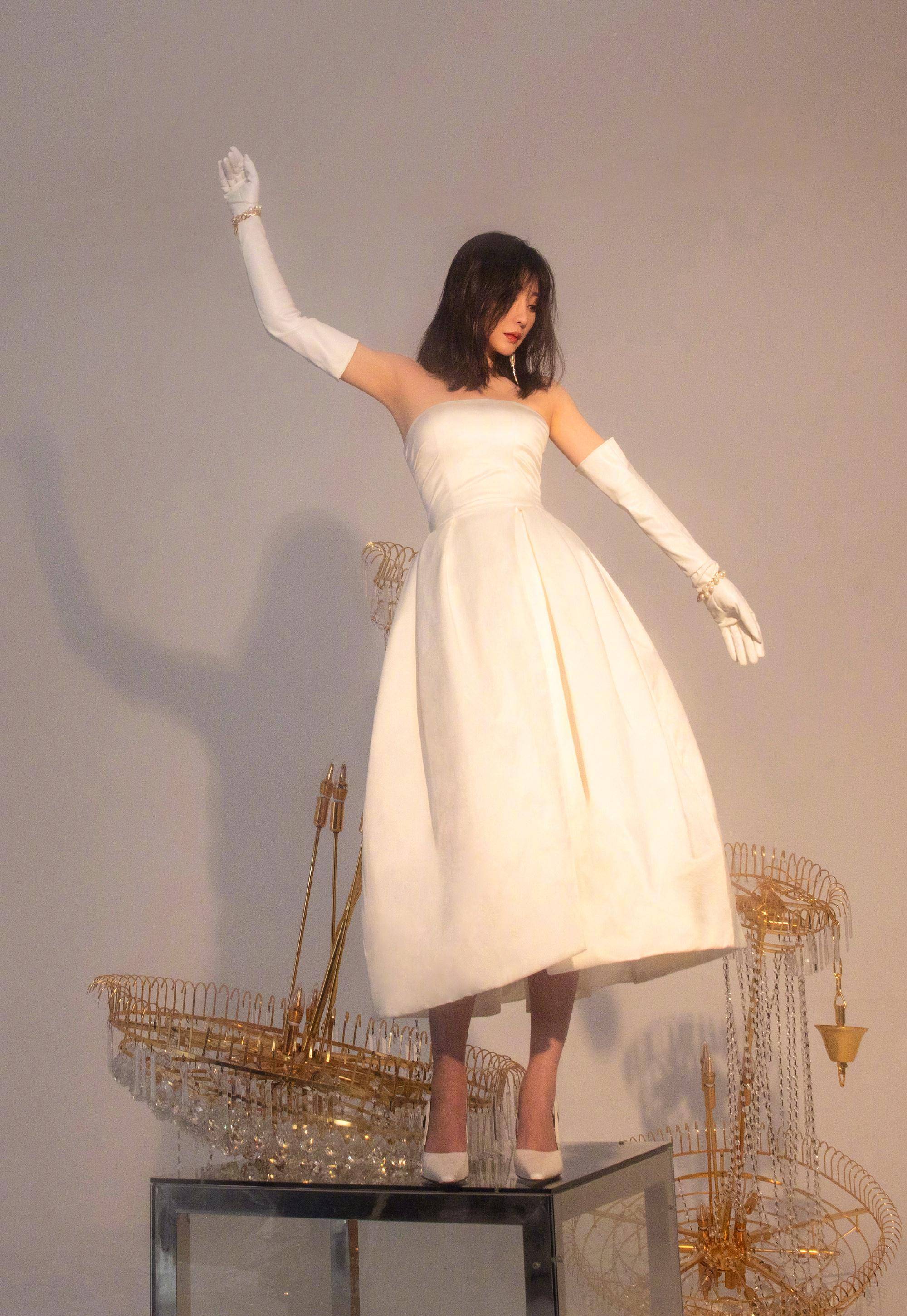 当柳岩穿上婚纱的那一刻,诠释了40岁女人的美,网友:好想谈恋爱_女孩子