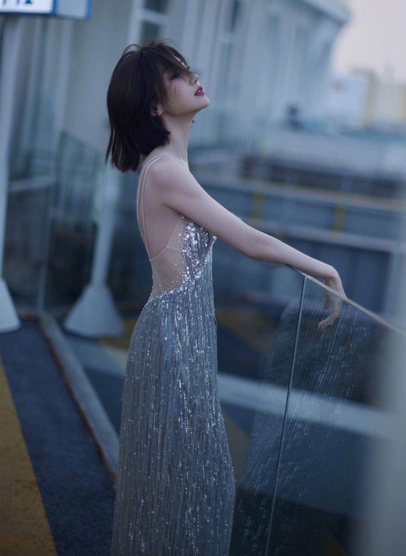 毛晓彤是"裙装女王",身穿深v裙,高贵妩媚,腰臀比惊人_流苏_银白_时尚