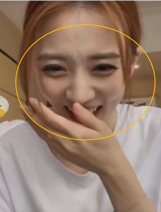 徐璐出镜生图引热议,无惧镜头直接怼脸拍,方脸也能让人过目不忘_时尚