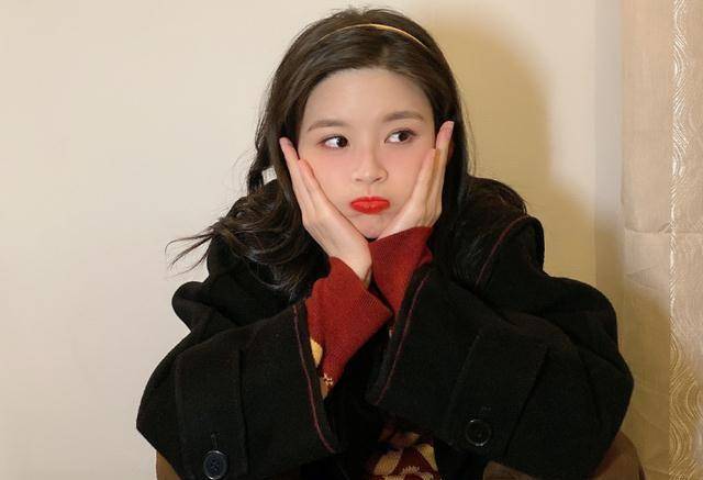 snh48成员与赵丽颖拍戏,忍不住晒亲密合照,33岁颖宝嫩过头了!