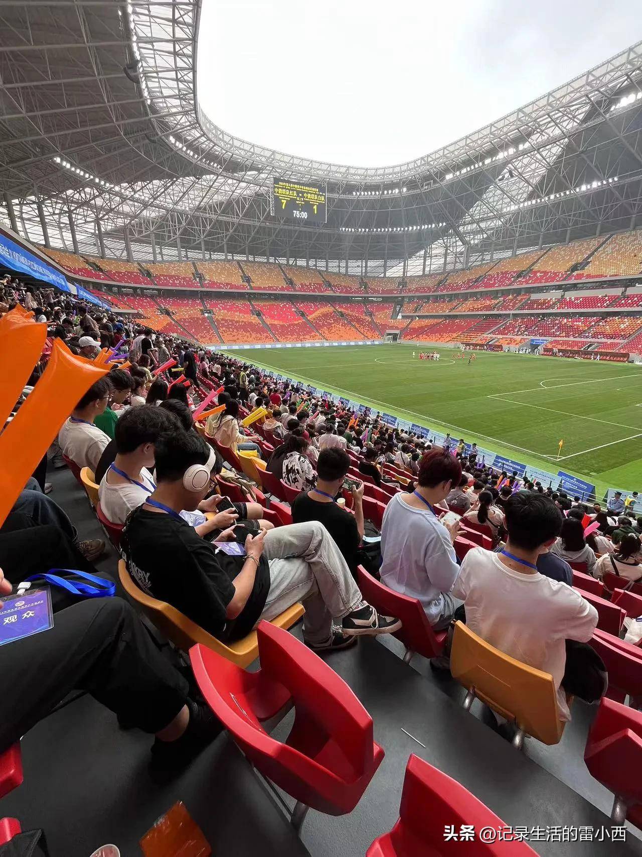龙兴足球场,重庆首座专业足球场,家门口看球太棒_比赛_观众_环境