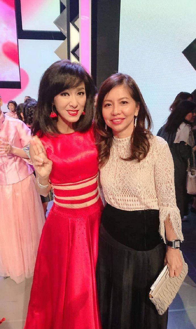 米雪鹅蛋脸配卷发气质绝了,看不出真实年龄,老了还这么爱漂亮!