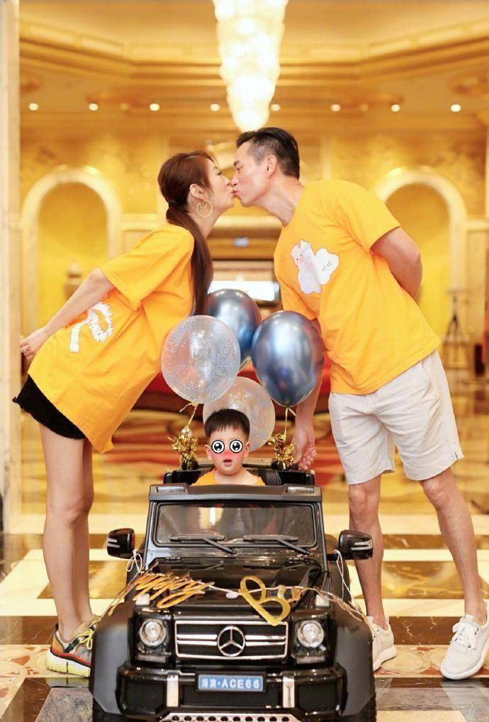 安以轩老公陈荣炼是有名的富豪,身价不菲,安以轩在娱乐圈闯荡多年