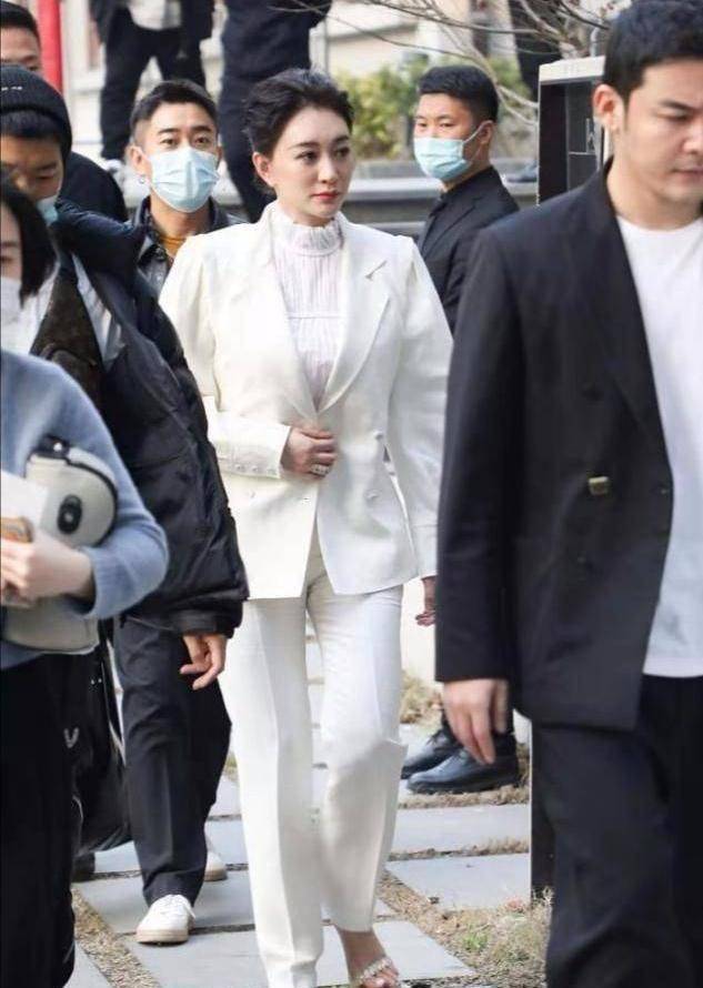 把李小冉捧得再高级,中年发福一样显老,44岁状态太真实了!