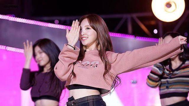 twice门面不只周子瑜?定延短发杀,兔牙激萌,而她似天鹅!