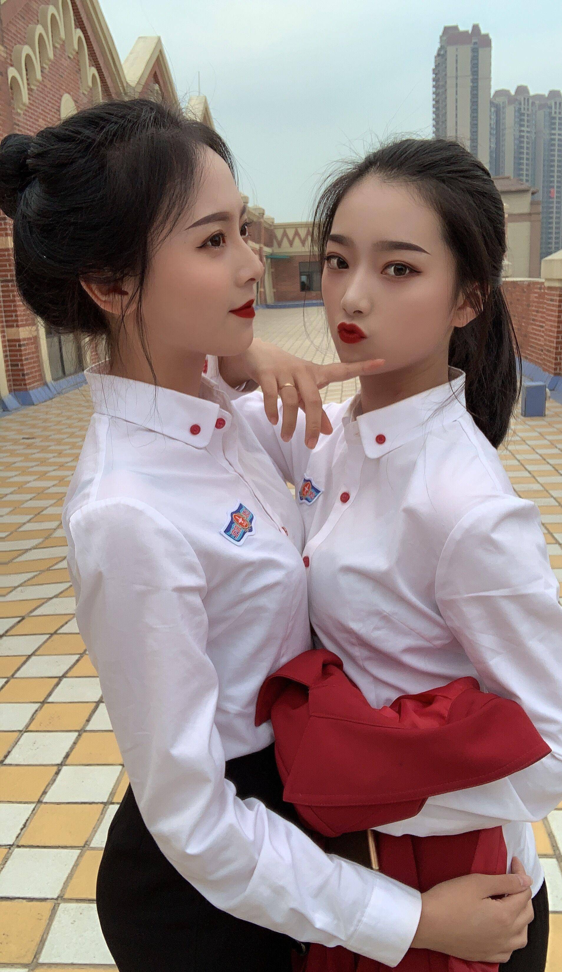 爱听老歌的00后校花,颜值不输女明星,举手投足尽显淑女般优雅_汪晶晶