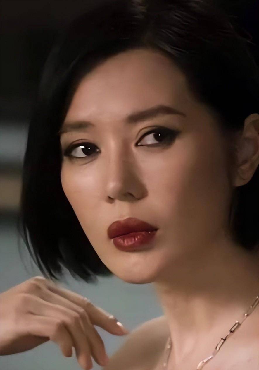 嘴唇,第一眼看,她并不是大众审美中的女神类型,第二眼看,会被余男的大