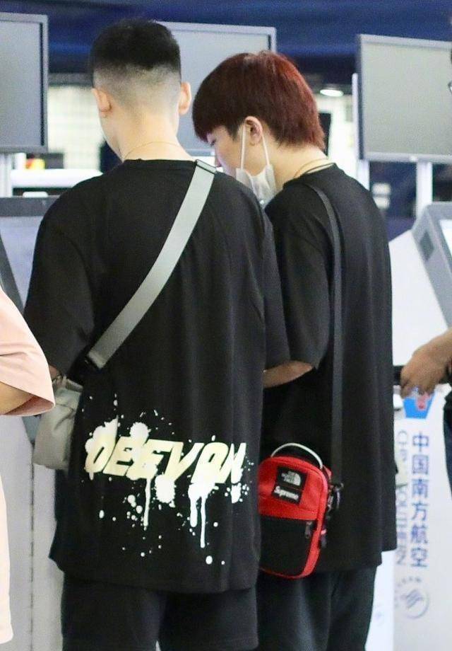 短裤现身,未受夜宿门影响,将开启世界巡回演唱会_pgone_李小璐_杨宗纬