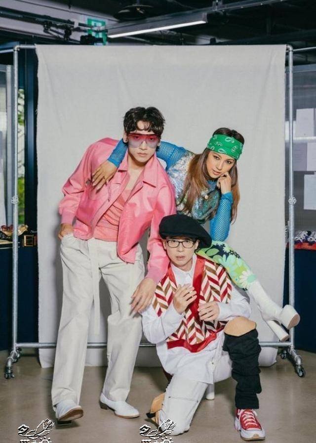 《在夏天里》是由1993年出道的deux在1994年发行的歌曲,这个组合是由