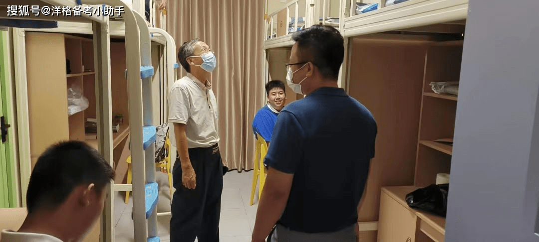06燕川中学布局:6人一间,上床下桌.