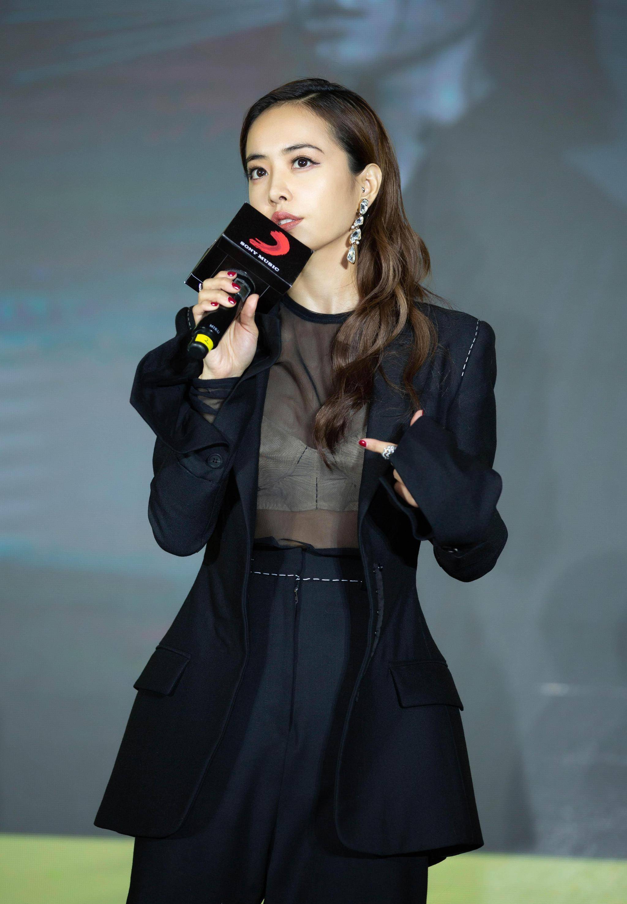 蔡依林的衣服很大胆,黑纱配"跳水"的白衣服,凸起的比例太闷了_西装