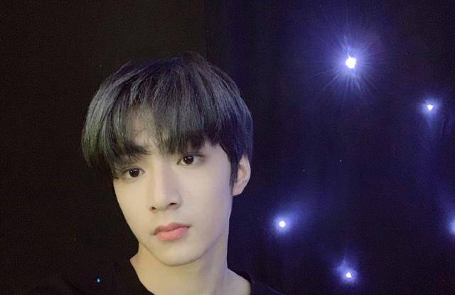 tfboys的师弟刘耀文年仅14岁,私生饭太猖狂,理智追星好吗?