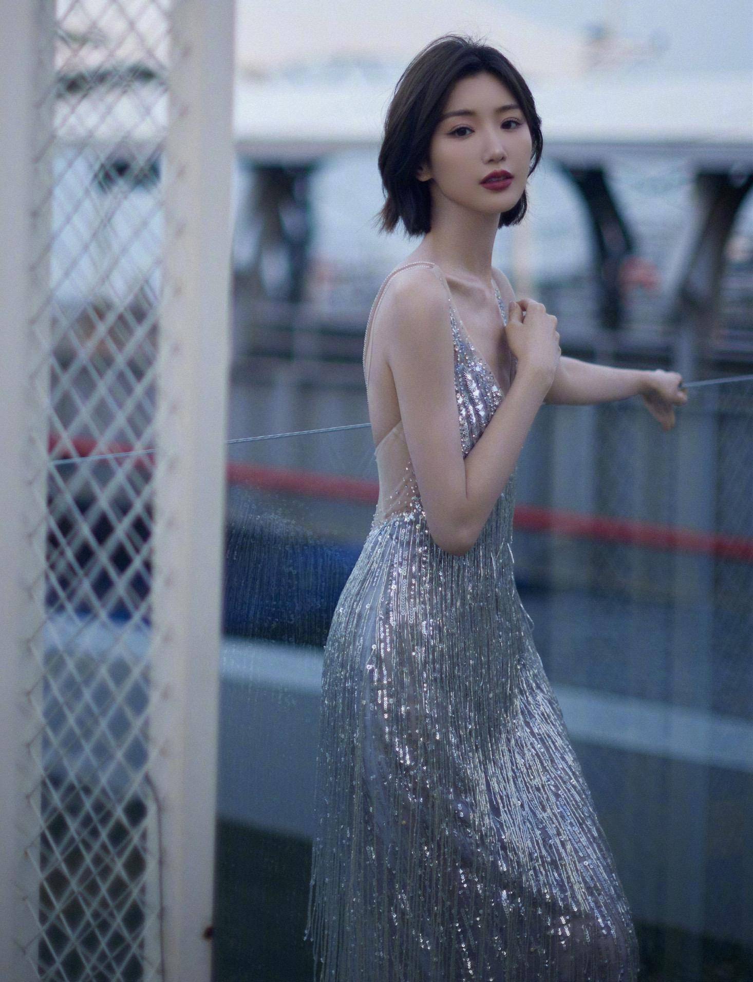 毛晓彤是"裙装女王",身穿深v裙,高贵妩媚,腰臀比惊人_流苏_银白_时尚