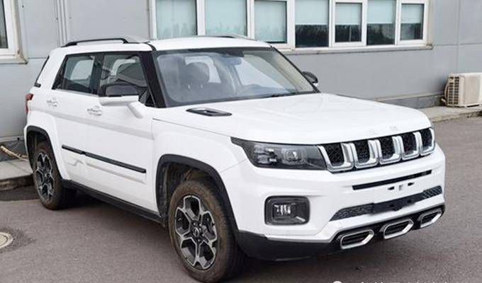 北京越野bj30的外观风格和bj20有些类似,它的外观表现得非常的粗犷