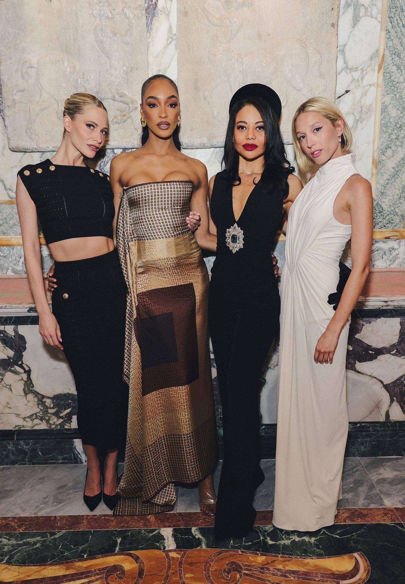 超模卓丹·邓参加晚宴,身材比例逆天美腿吸睛无数,与名流合影