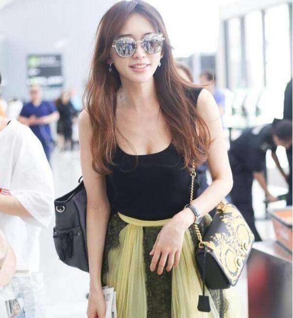 一进入机杨大厅,没戴口罩的林志玲立马成了焦点人物.