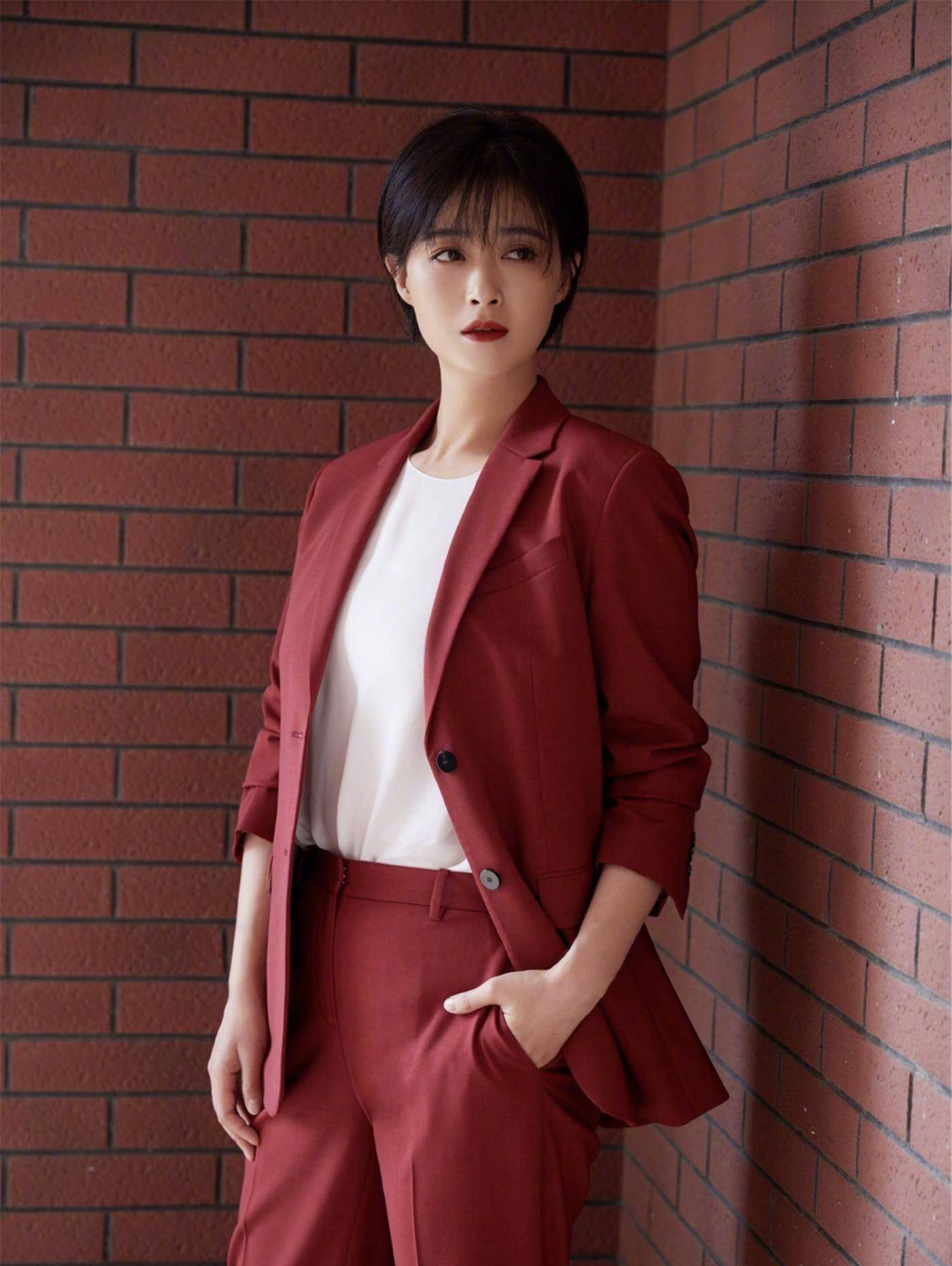本以为蒋欣长发很有气质,直到瞧见短发的她,太惊艳了!