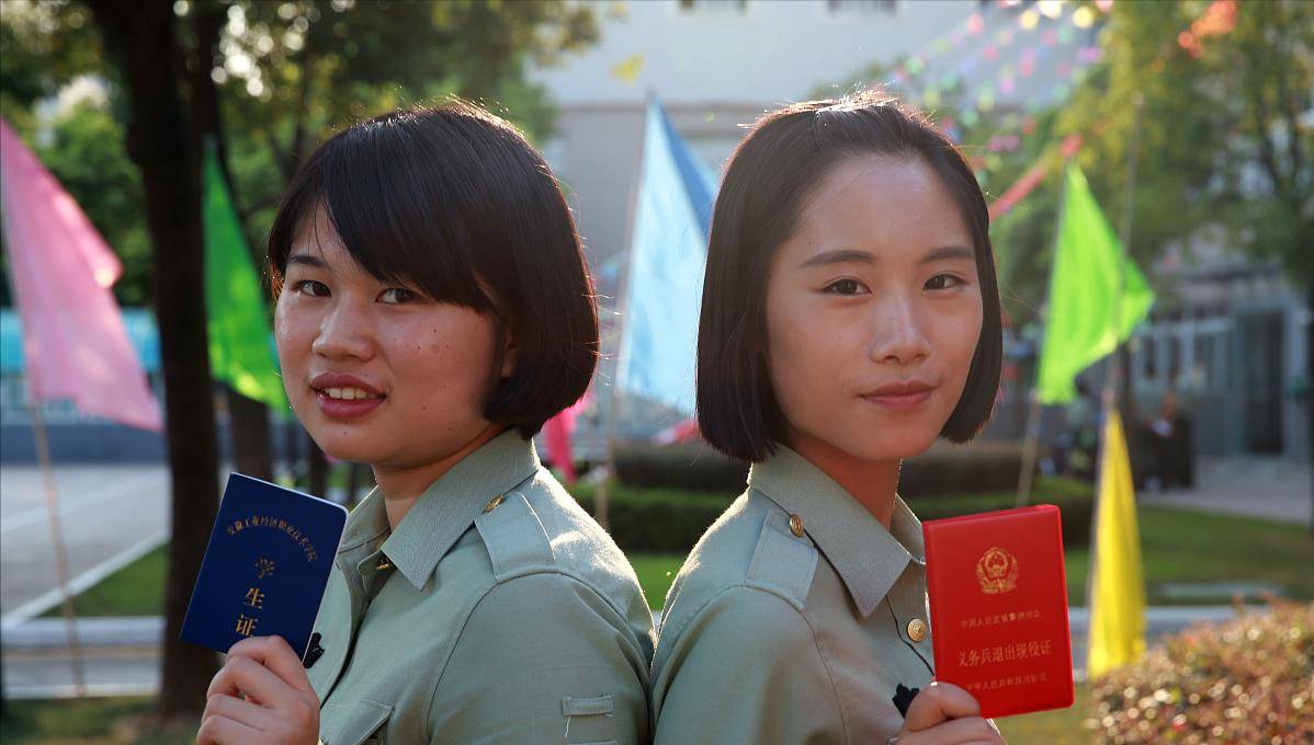 女大学生21岁报名当兵,有3方面优势,学生和家长须知_女兵_征集_军校