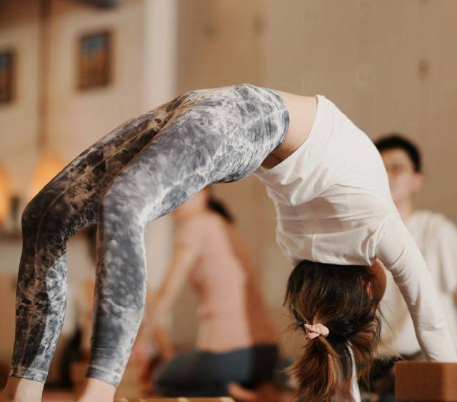 办公室打招呼新方式:你买118美元的lululemon瑜伽裤了吗?