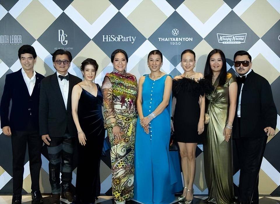 56岁中国女人盛装出席晚宴!