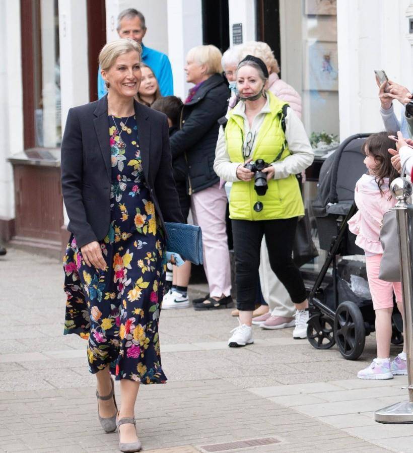 外星人苏菲王妃夫妇的圣诞贺卡来得太晚了!