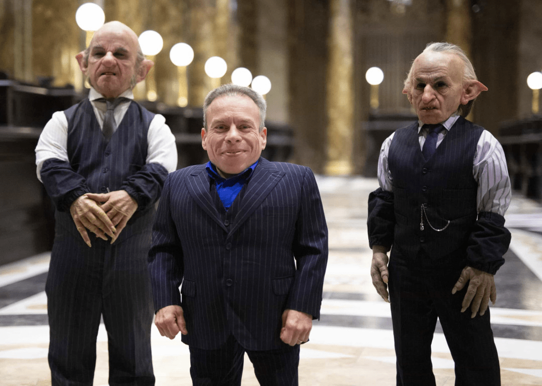 沃里克·戴维斯是一位经验丰富的英国演员,患有罕见的侏儒症.