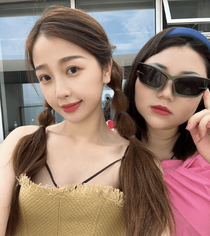 虞书欣晒海边随拍照片,扎双麻花辫,展现完美身材,令人咂舌不已_审美