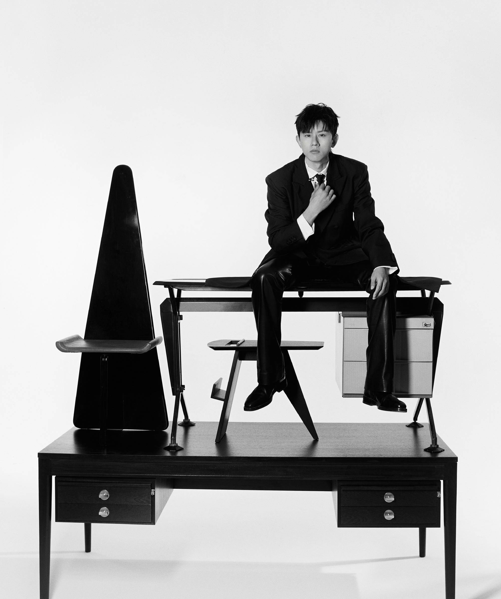 首期封面张杰留着狼尾发型,黑白拼接