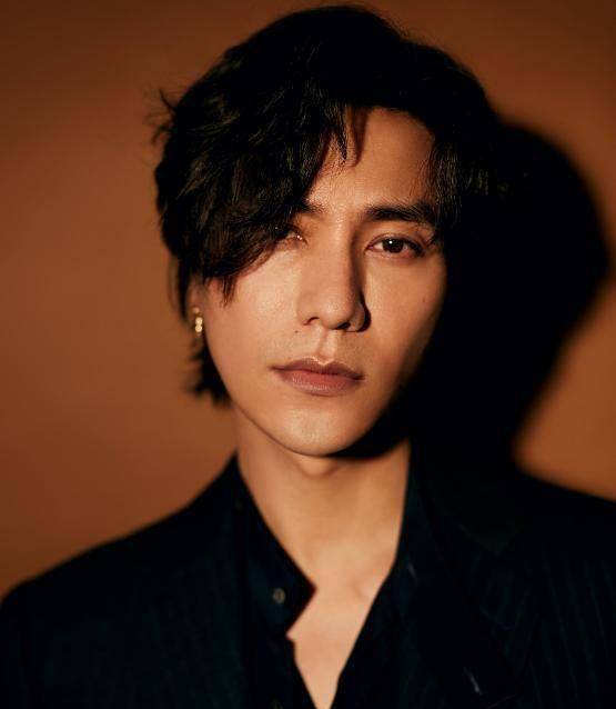 看陈尊佑与奶奶同框,两人长得太像_西装_样子_look