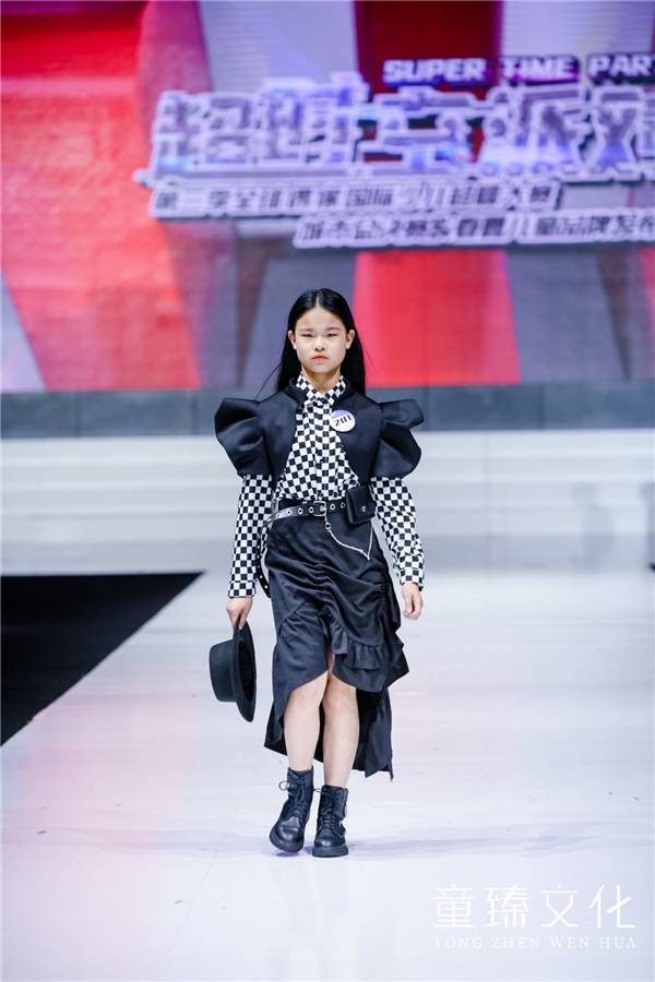 恭喜庞嘉钡,陈怡菲荣获第三季全球偶像城市总决赛明星超模称号_获奖_