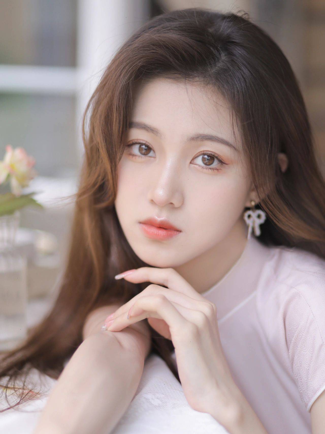 总之,气质高雅的女生兼备外表和内涵,她们的雍容,自信和优雅,充满了