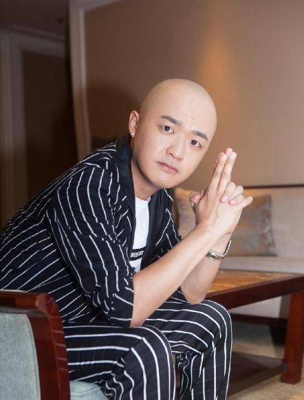 包贝尔女儿"接骨式"长大,4岁身高就齐腰爸爸,大脚丫太抢镜!