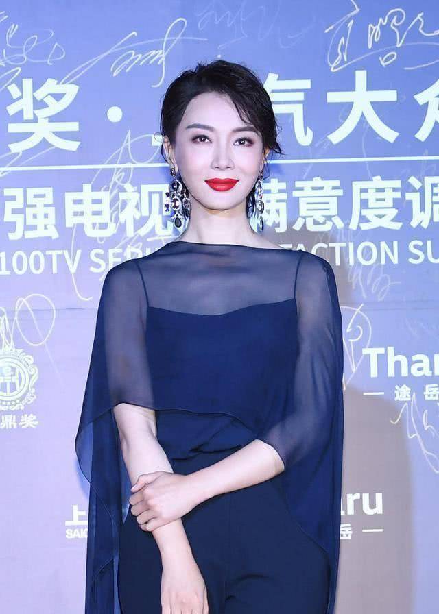 陈数挑战"蚊帐衣",透出肩带显韵味,穿出42岁才有的高级感!