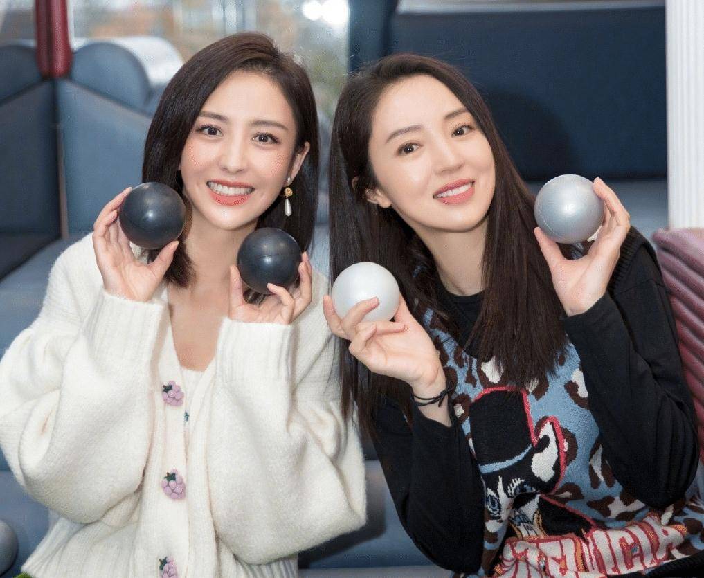 俩孩子玩闹关系好,5岁朵朵酷似陈思诚_穿着_美女_小朋友们