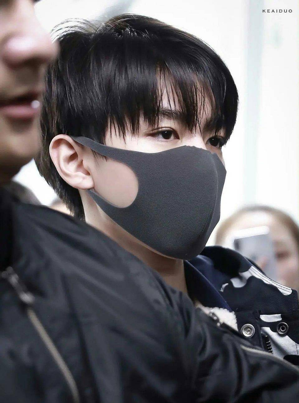 戴口罩的刘耀文被指撞脸王俊凯,网友傻傻分不清,小凯长了大众脸_时代