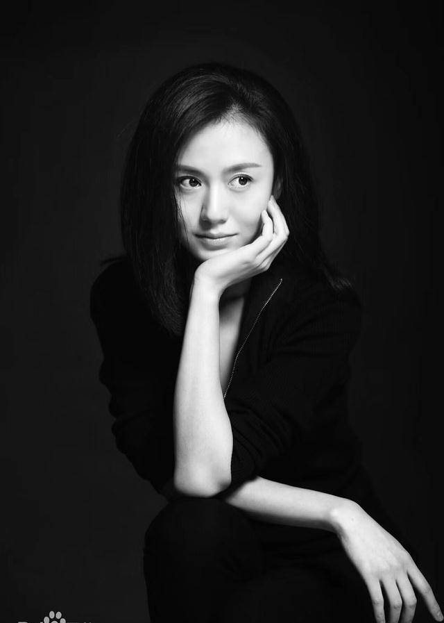 影视公司董事长出道某个角度和佟丽娅的神似,是王嘉绮的特点之一,而且