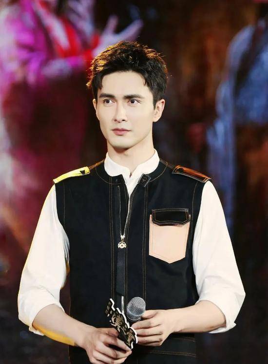 蔡徐坤经典黑白配简洁利落又干净_造型_黑色_白色