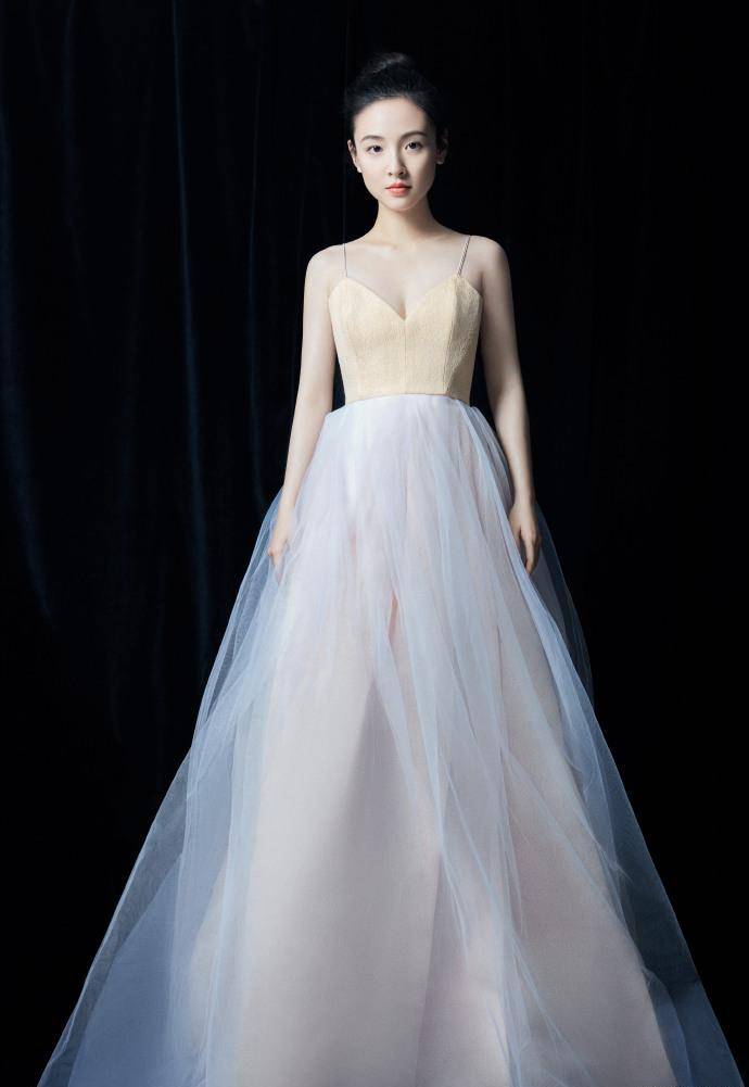 吴倩分享写真庆祝自己29岁生日快乐,吊带纱裙十分时尚_事业_少女_上升