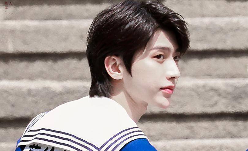 蔡徐坤"海军装"路透,不用精修ps,说只有18岁都不算过分_ps_皮肤_少年