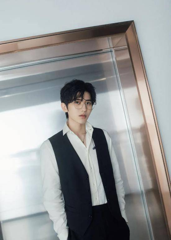 蔡徐坤经典黑白配简洁利落又干净_造型_黑色_白色