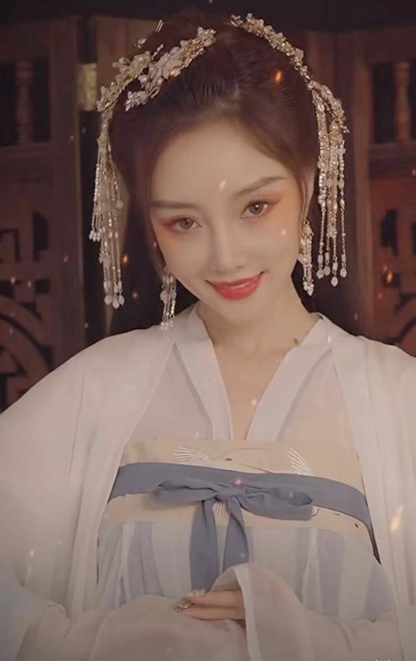 38岁李小璐拍古装写真,红唇魅惑眼神勾人,评论区全是亮点:人才啊!