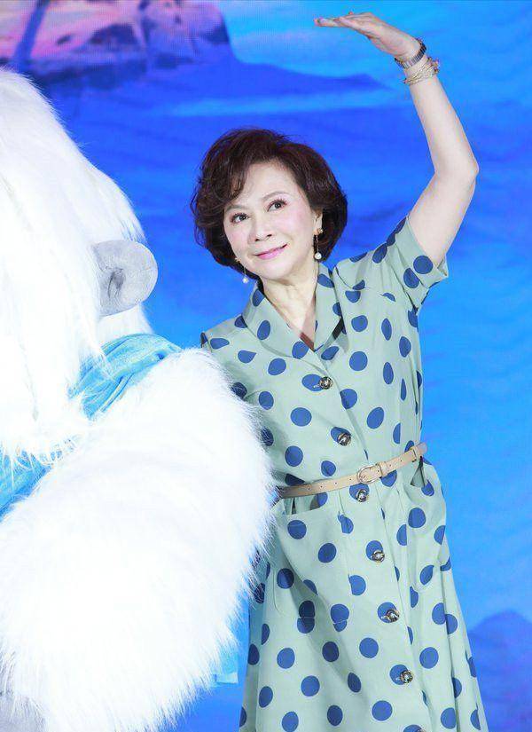 蔡明穿衣终于正常了,穿波点连衣裙尽显知性,网友:气质回来了_身材