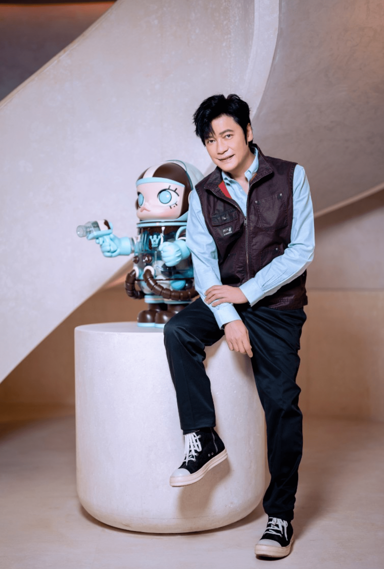 60岁罗嘉良携妻子现身香港,身材健硕健步如飞,自曝回来探亲访友_媒体