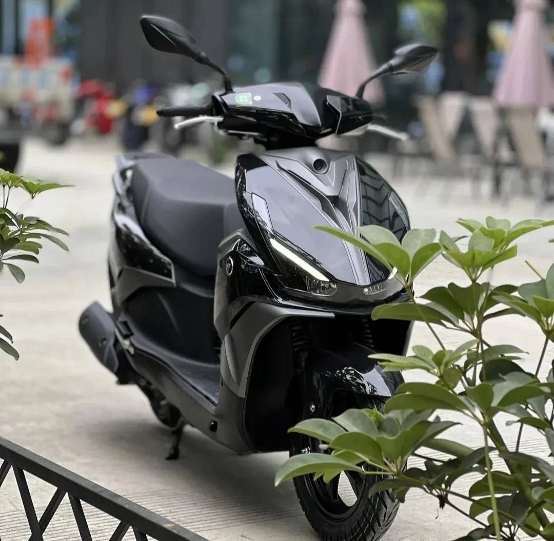 钱江鸿125踏板摩托车,外观犀利时尚,你看中它吗?