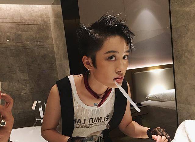 李易峰曾说,艺人其实也没什么特权,喝多了会吐,吃饱了会撑,该排队还是