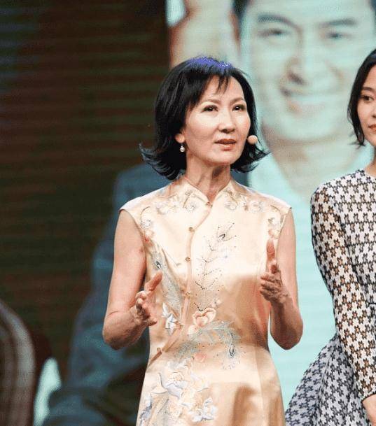 58岁叶童路边吃快餐,身形消瘦面容苍老,结婚33年膝下无子_赵雅芝_陈国